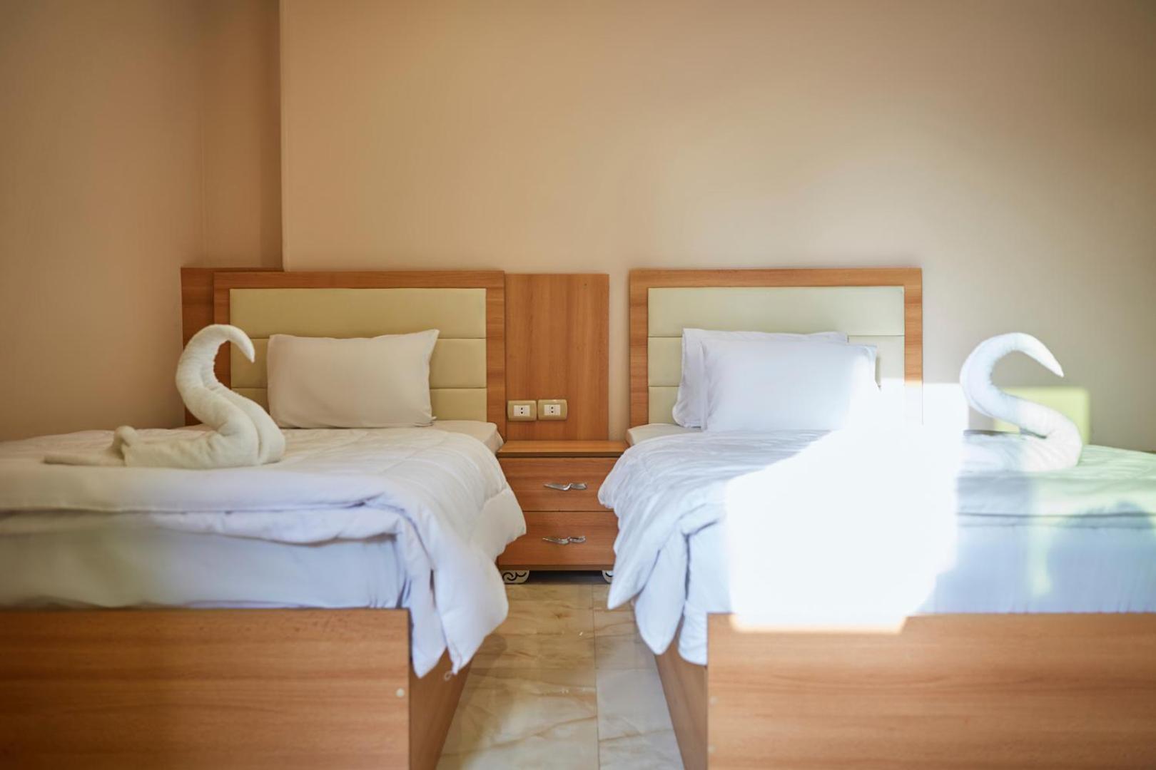 Kafret el-Gabal Grand Pyramid View Hotel מראה חיצוני תמונה