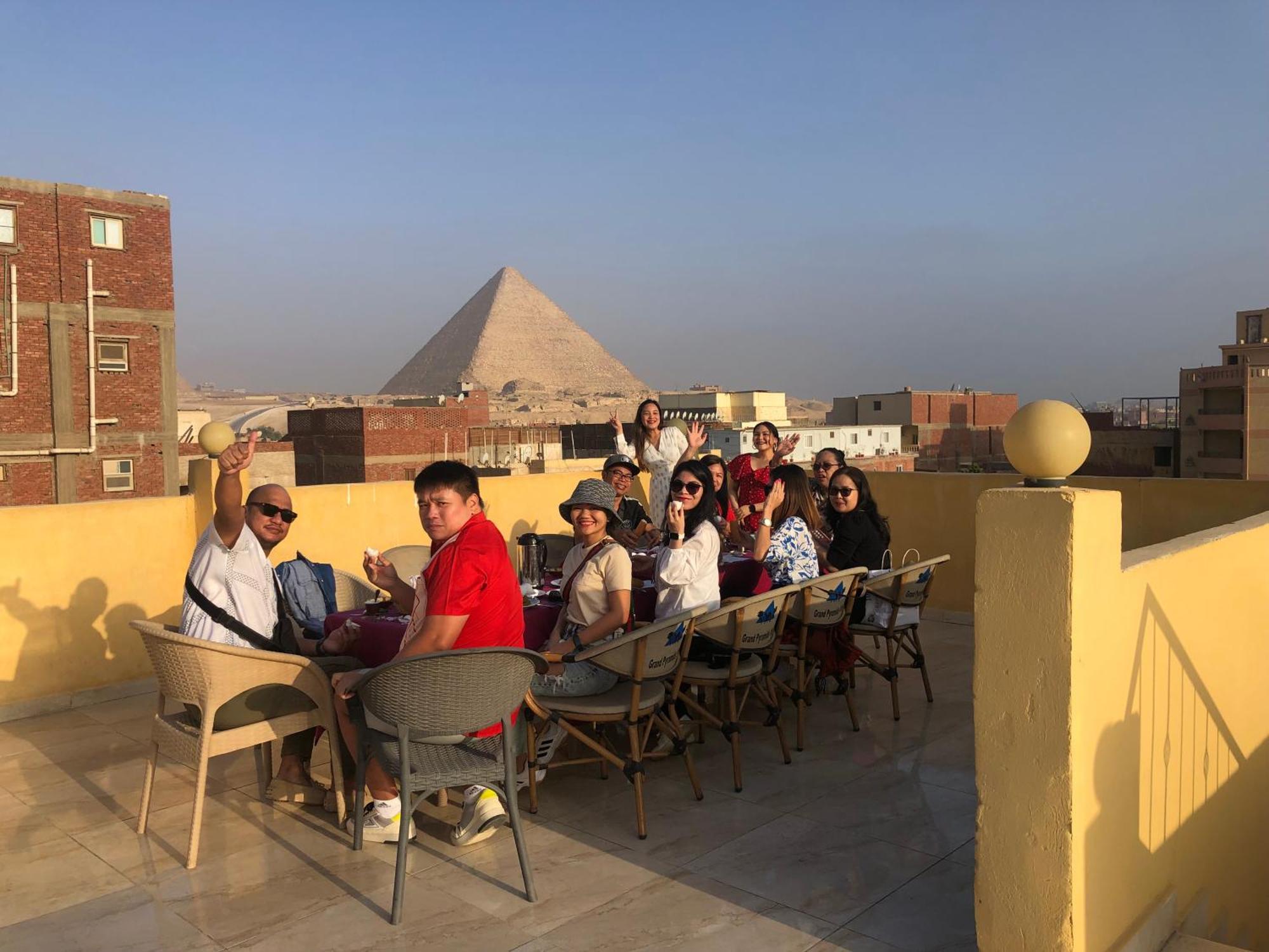 Kafret el-Gabal Grand Pyramid View Hotel מראה חיצוני תמונה