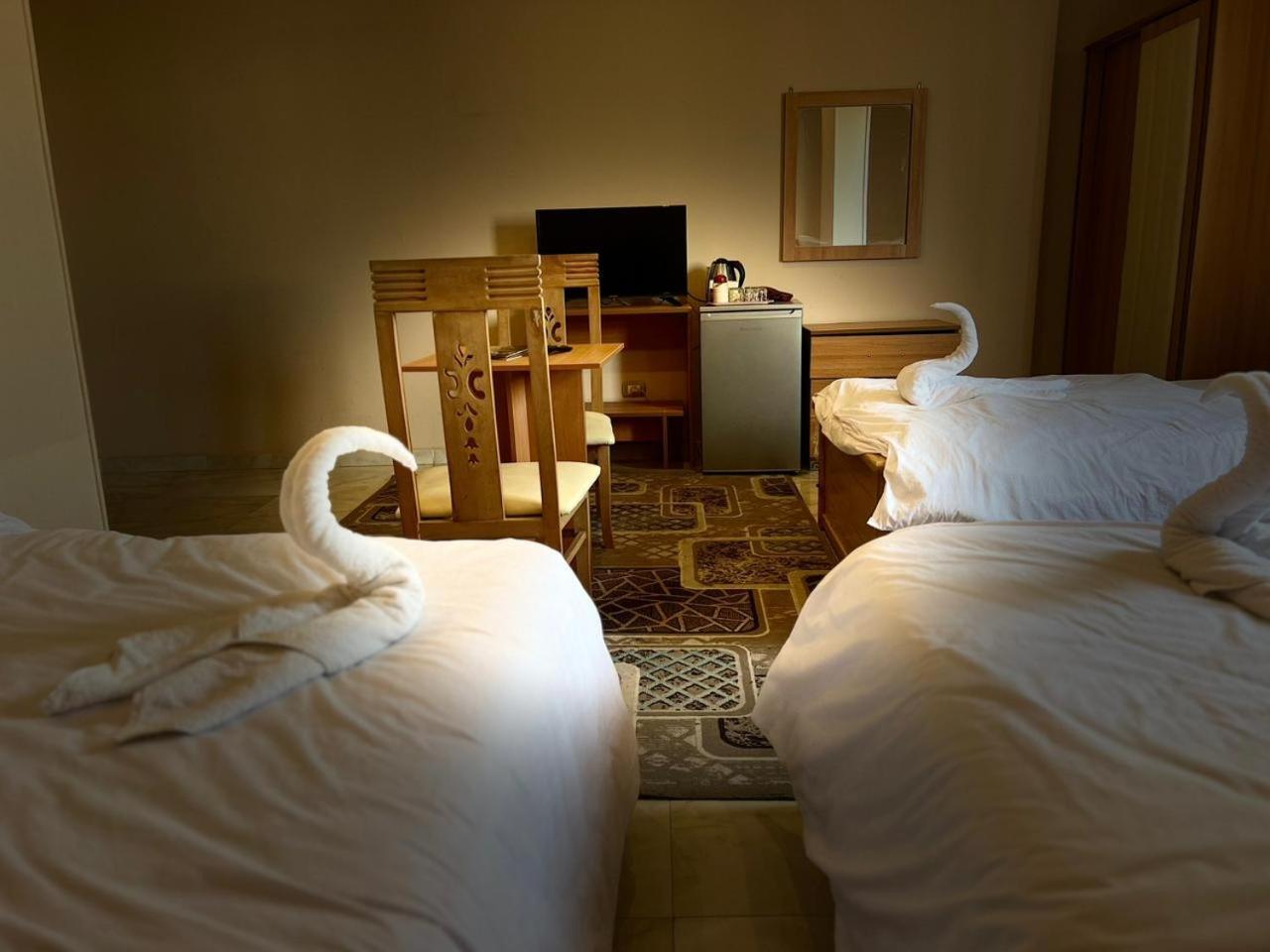 Kafret el-Gabal Grand Pyramid View Hotel מראה חיצוני תמונה